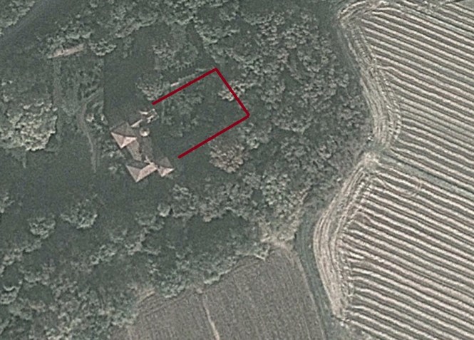 Il castello visto dal satellite. La linea rossa tratteggia le mura di cinta.