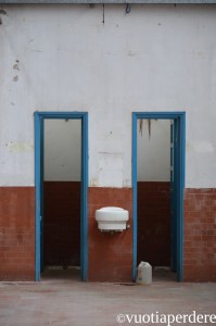 al bagno tenendosi per mano